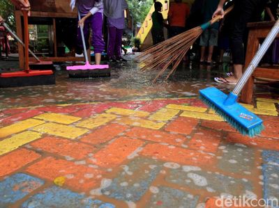 Semangat Siswa SD di Bintaro Kerja Bakti di Sekolah Pascabanjir