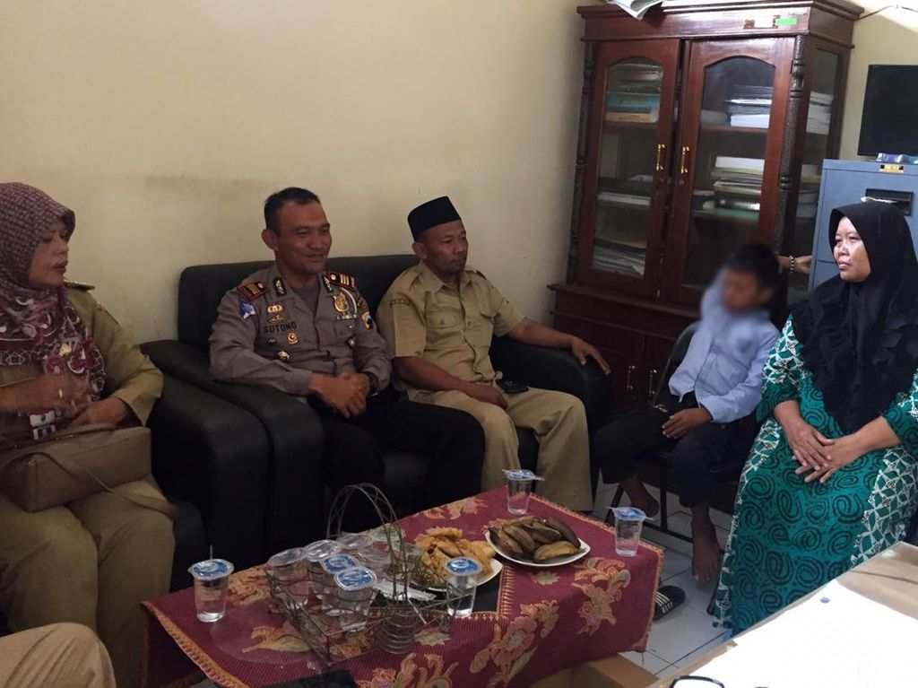 Polisi Nasihati Bocah yang Sepedaan di Median Jalan Exit Tol Polisi Nasihati Bocah yang Sepedaan di Median Jalan Exit Tol