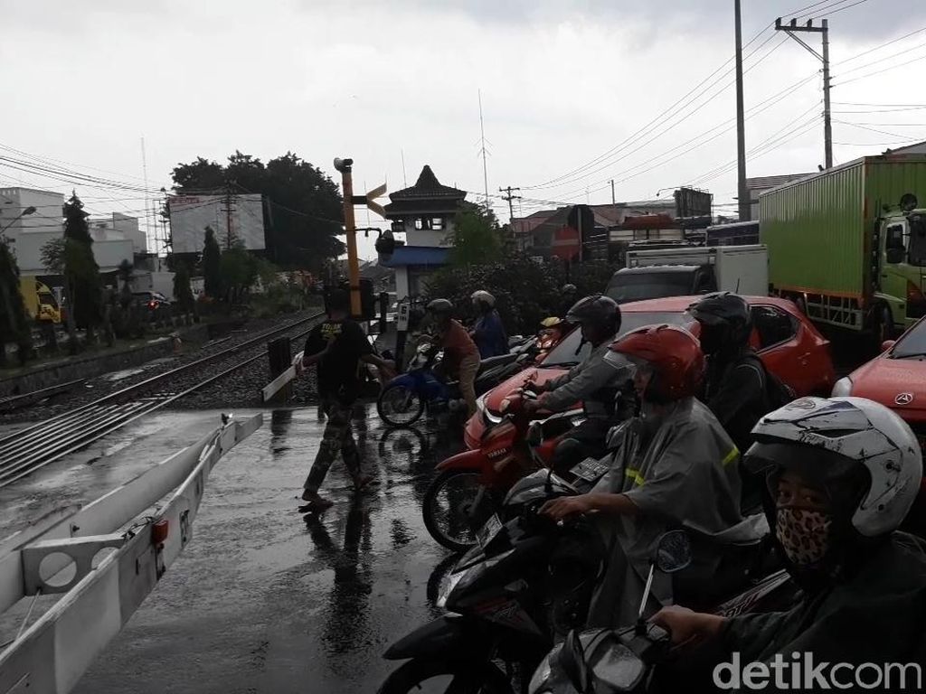 Begini Macetnya Lalin di Palang Joglo Saat KA Bandara Solo Melintas Begini Macetnya Lalin di Palang Joglo Saat KA Bandara Solo Melintas