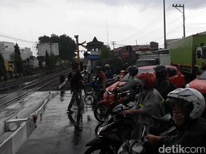 KA Bandara Solo Mulai Operasi, Kemacetan Lalin Makin Menjadi-jadi KA Bandara Solo Mulai Operasi, Kemacetan Lalin Makin Menjadi-jadi