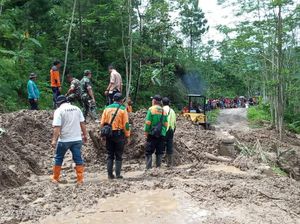 Longsor Tutup Jalan di Banjarnegara, Pelajar Terpaksa Libur Sekolah