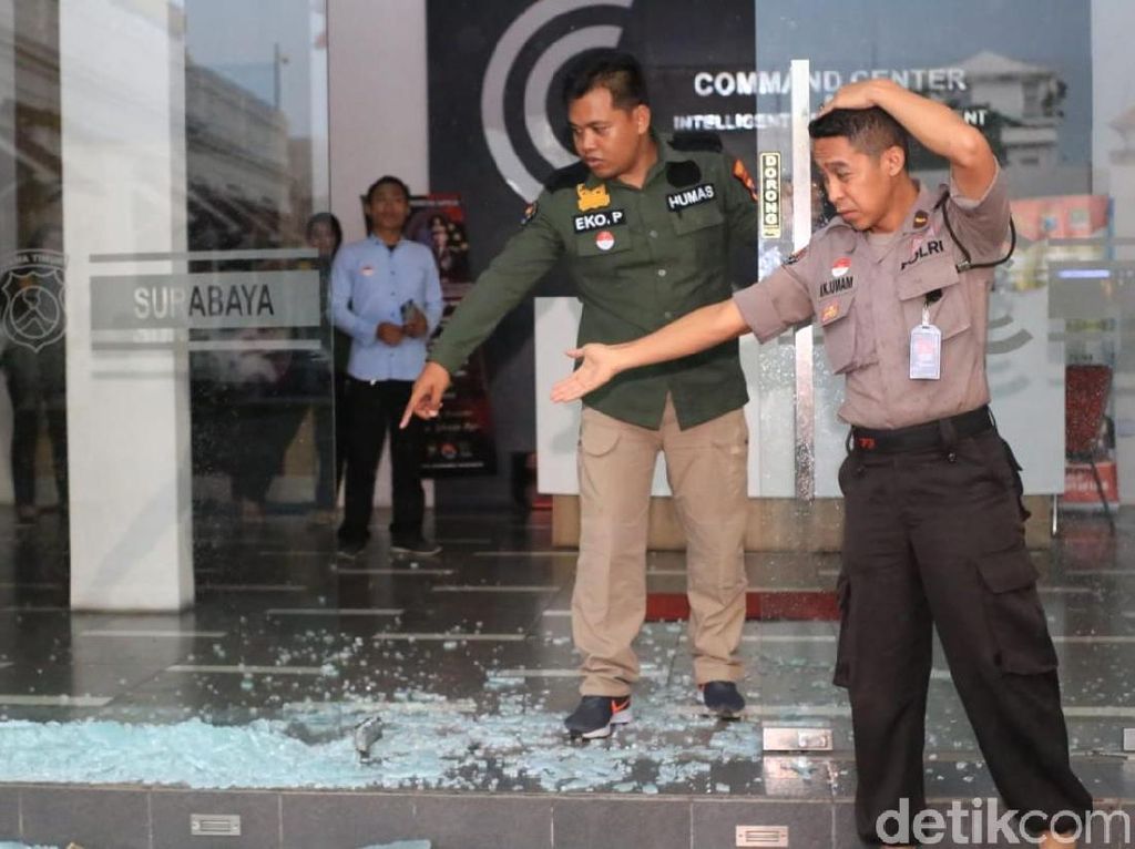 Hujan Disertai Angin Kencang Pecahkan Kaca Command Center Polrestabes Surabaya Hujan Disertai Angin Kencang Pecahkan Kaca Command Center Polrestabes Surabaya