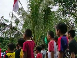 Upacara Bendera Siswa SD di Lokasi Penampungan Sementara