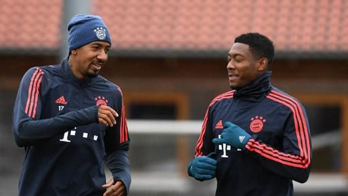 Boateng (kiri) dan Alaba akan dipertahankan Bayern musim ini. Foto: Christof STACHE / AFP