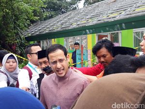 Nadiem Beri Tunjangan Guru-Paket Sekolah Terdampak Banjir di SDN Cibinong
