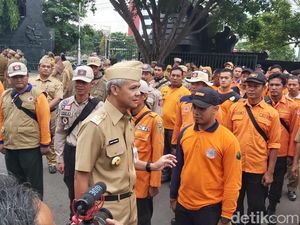 Ganjar Berangkatkan 100 Relawan Jateng untuk Korban Banjir Jakarta Ganjar Berangkatkan 100 Relawan Jateng untuk Korban Banjir Jakarta
