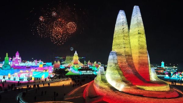 Kilau Warna-warni Lampu Hias Semarakkan Festival Es Harbin