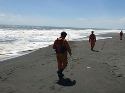 Pencarian Wisatawan yang Hanyut di Pantai Jetis Purworejo Disetop