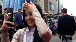 Ruko Roboh di Slipi Jadi Tontonan