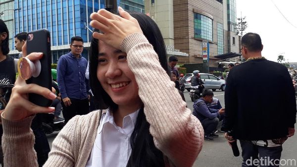 Ruko Roboh di Slipi Jadi Tontonan