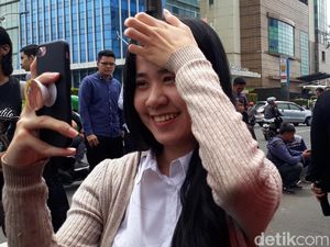 Ruko Roboh di Slipi Jadi Tontonan