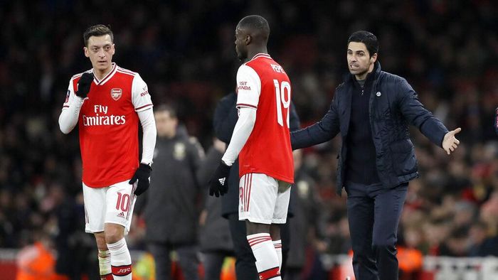 Mikel Arteta kesal dengan penampilan Arsenal di babak pertama lawan Leeds United. (Foto: Kirsty Wigglesworth/AP Photo)