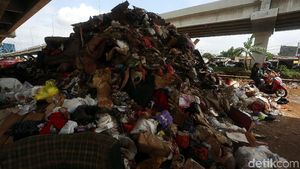 Sampah Sisa Banjir Menggunung di Bawah Tol Becakayu