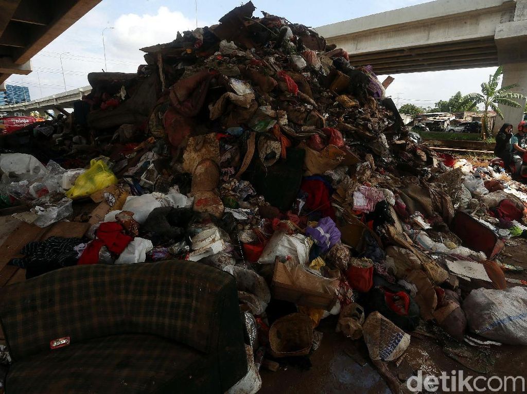 135 Ribu Ton Sampah Masuk TPST Bantargebang Saat Masa Banjir 135 Ribu Ton Sampah Masuk TPST Bantargebang Saat Masa Banjir