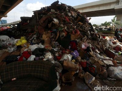 Sampah Sisa Banjir Menggunung di Bawah Tol Becakayu