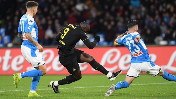 NAPLES, ITALY - JANUARY 06: Romelu Lukaku of FC Internazionale scores the 0-1 goal during the Serie A match between SSC Napoli and FC Internazionale at Stadio San Paolo on January 06, 2020 in Naples, Italy. (Photo by Francesco Pecoraro/Getty Images)