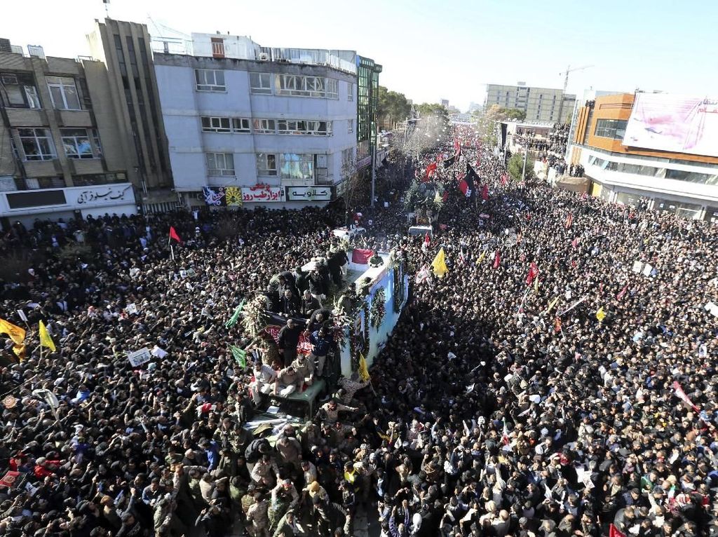 Prosesi Pemakaman Jenderal Iran Diwarnai Desak-desakan, 35 Pelayat Tewas