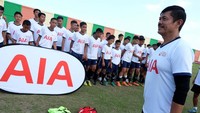 Pelatih Tim Nasional U23 Indra Sjafri memberi pelatihan kepada siswa sekolah sepakbola yang disaksikan Presiden Direktur PT AIA Financial Sainthan Satyamoorthy pada kegiatan AIA Sepakbola Untuk Negeri di Medan, Sumatera Utara. Foto: dok. AIA