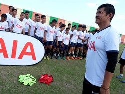 Pelatih Tim Nasional U23 Indra Sjafri memberi pelatihan kepada siswa sekolah sepakbola yang disaksikan Presiden Direktur PT AIA Financial Sainthan Satyamoorthy pada kegiatan AIA Sepakbola Untuk Negeri di Medan, Sumatera Utara. Foto: dok. AIA