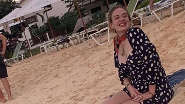 Potret Adele dan Harry Styles yang tertangkap kamera tengah liburan bersama di Kepulauan Karibia