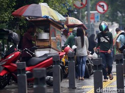 PKL-Tempat Ibadah di DKI Langgar Protokol COVID Kena Sanksi Teguran Tertulis