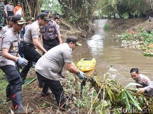 Ratusan Polisi Kota Pasuruan Keruk Sungai Petung dengan Alat Berat