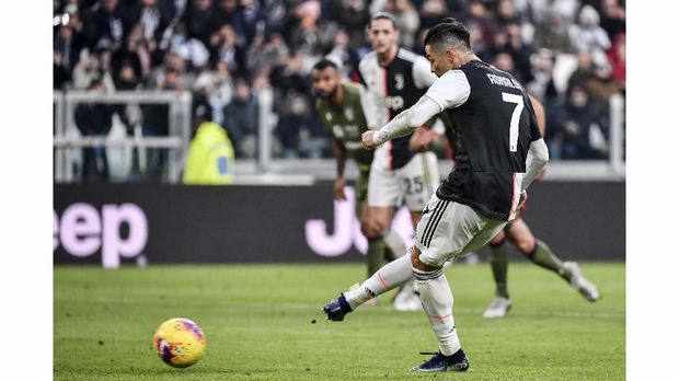 Ronaldo saat sukses mencetak gol ke gawang Cagliari melalui eksekusi penalti