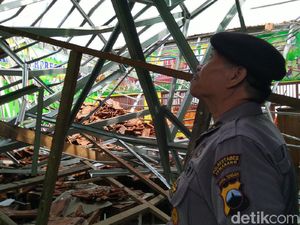 Atap 4 Ruang Kelas di SDN Palebon 01 Semarang Roboh