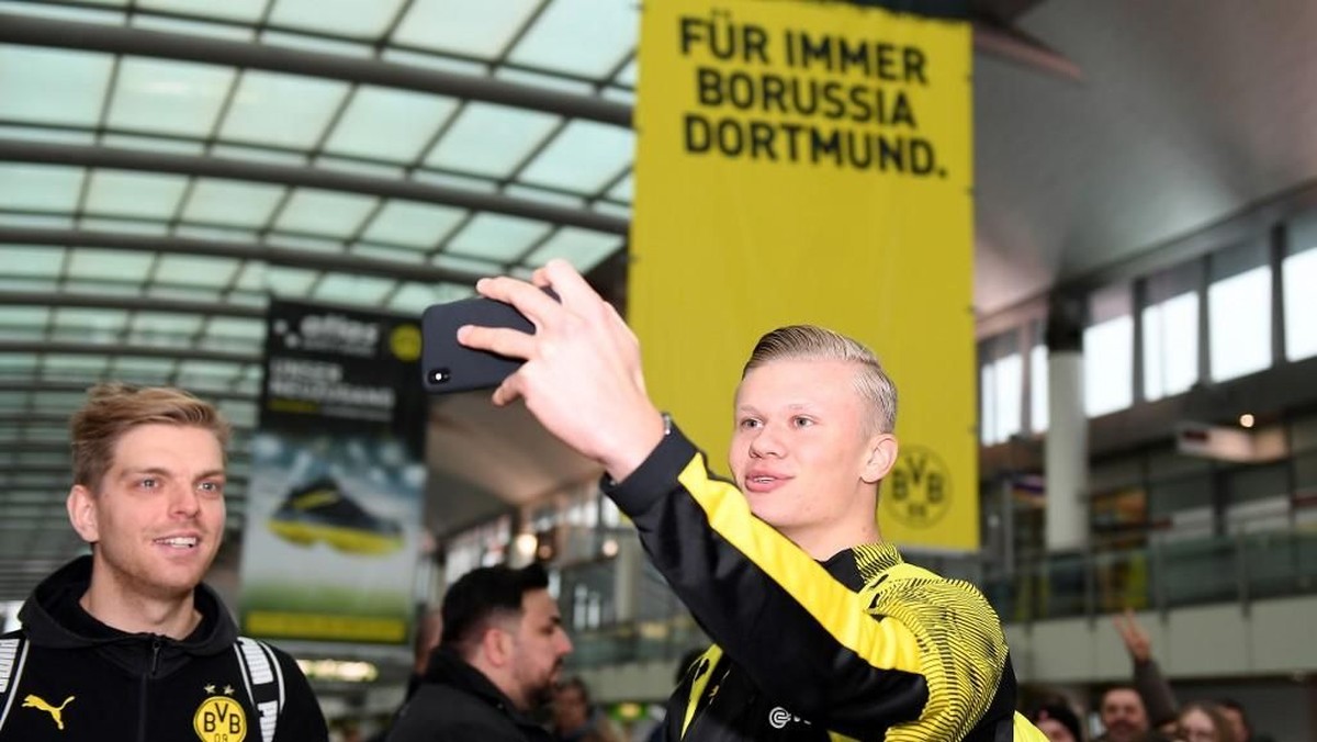 Erling Braut Haaland berswafoto sebelum terbang menuju latihan musim dingin Borussia Dortmund. (Foto: David Inderlied / dpa / AFP)