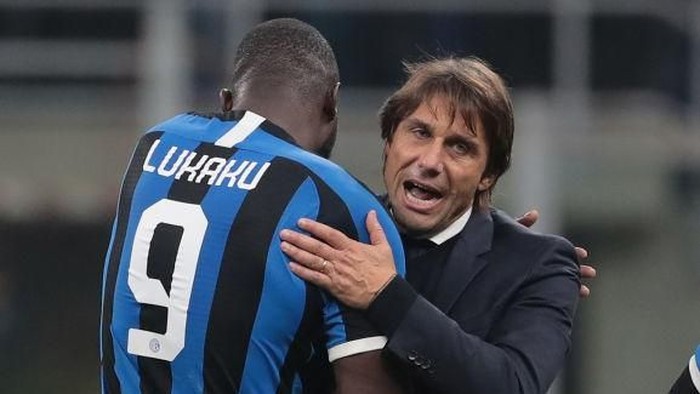 MILAN, ITALY - NOVEMBER 09: FC Internazionale coach Antonio Conte celebrates the victory with Romelu Lukaku of FC Internazionale at the end of the Serie A match between FC Internazionale and Hellas Verona at Stadio Giuseppe Meazza on November 9, 2019 in Milan, Italy. (Photo by Emilio Andreoli/Getty Images)