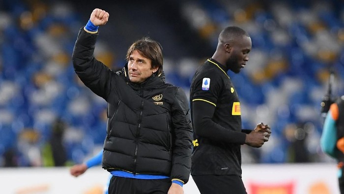 NAPLES, ITALY - JANUARY 06: Antonio Conte FC Internazionale coach and Romelu Lukaku of FC Internazionale celebrate the victory after the Serie A match between SSC Napoli and FC Internazionale at Stadio San Paolo on January 06, 2020 in Naples, Italy. (Photo by Francesco Pecoraro/Getty Images)