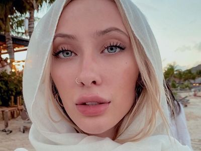 Ini Kaylen Ward, Model yang Jual Foto Bugil untuk Kebakaran Australia