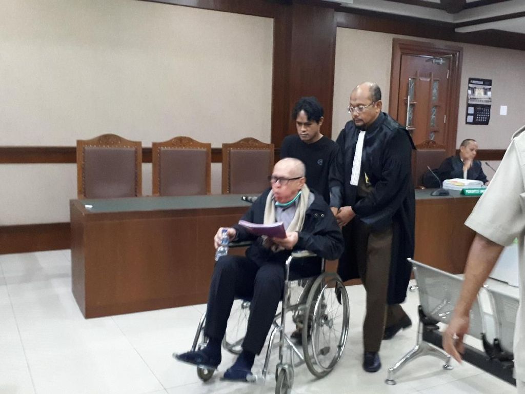 Batuk-batuk, Kivlan Zen Tak Bisa Lanjutkan Kesaksian di Sidang Habil Marati Batuk-batuk, Kivlan Zen Tak Bisa Lanjutkan Kesaksian di Sidang Habil Marati