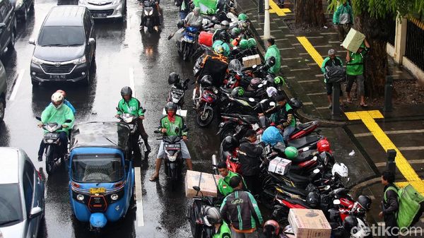 Ojol Menyemut di Sisi Jalan Salemba