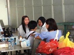 Kunjungi Keluarga Pasutri Meninggal Tertimpa Pohon, Risma Disambut Tangis