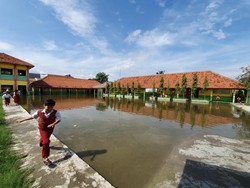 Siswa SDN Bahagia 05 Bekasi Tetap Belajar di Tengah Genangan Air