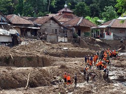 Video Pencarian Tiga Korban Longsor Sukajaya