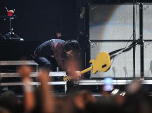 Gokil! 5 Band yang Doyan Hancurkan Alat Musik saat Manggung