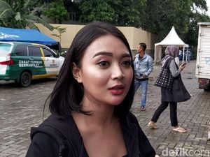 Bantu Korban Banjir, Wika Salim Juga Ajak Pengungsi Dangdutan!