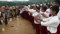 Sekolah Hancur Diterjang Banjir, Siswa Belajar di Atas Puing