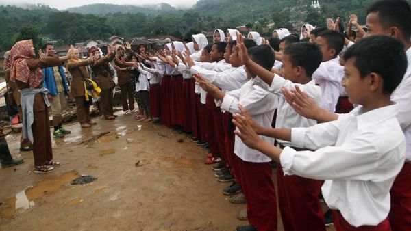 Sekolah Hancur Diterjang Banjir, Siswa Belajar di Atas Puing