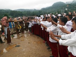 Siswa Terdampak Banjir-Longsor Lebak Belajar di Tenda, Sebagian Masih Libur