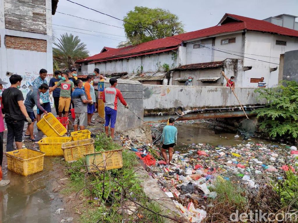 Taj Yasin Minta Normalisasi Sungai yang Dipenuhi Gunungan Sampah