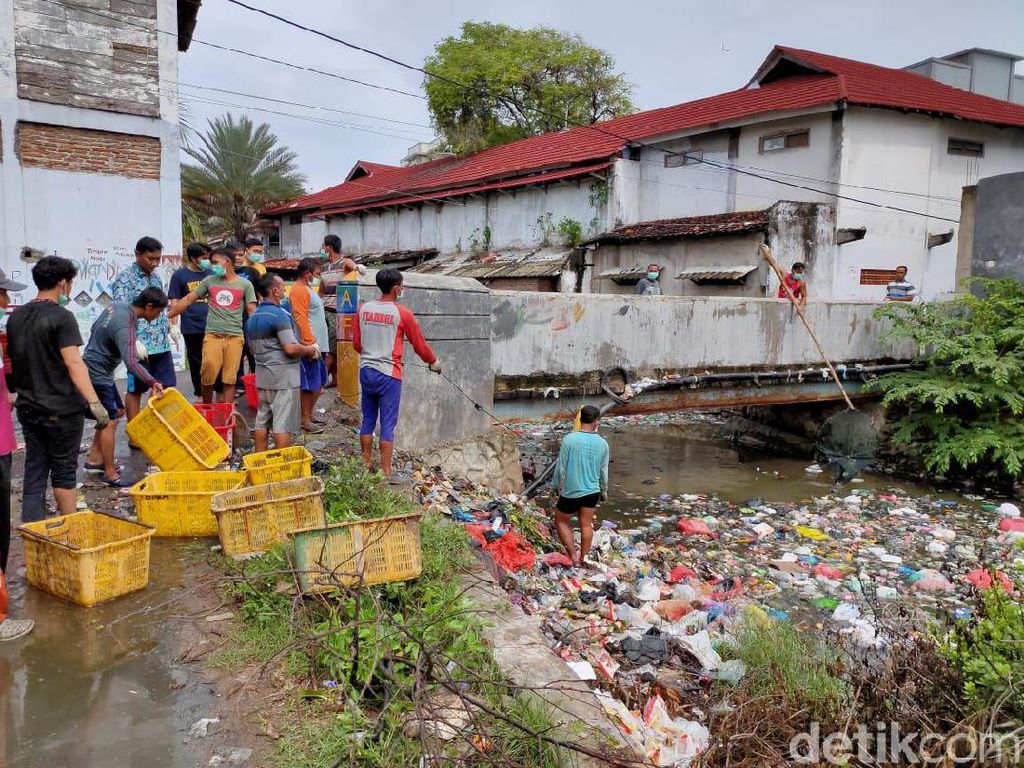 Taj Yasin Minta Normalisasi Sungai yang Dipenuhi Gunungan Sampah Taj Yasin Minta Normalisasi Sungai yang Dipenuhi Gunungan Sampah