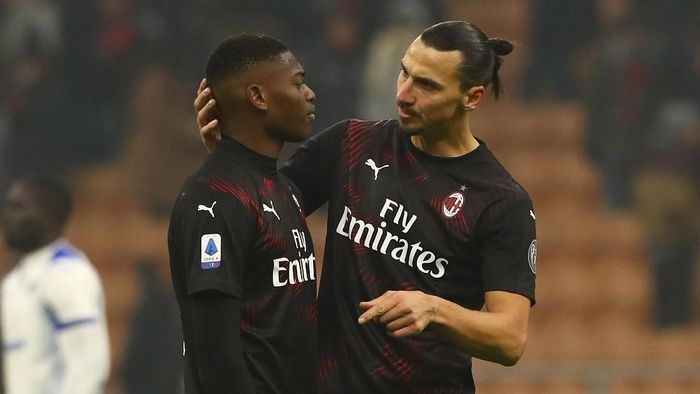 Milan MILAN, ITALY - JANUARY 06: Zlatan Ibrahimovic (R) speaks to Rafael Leao (L) of AC Milan at the end of the Serie A match between AC Milan and UC Sampdoria at Stadio Giuseppe Meazza on January 6, 2020 in Milan, Italy. (Photo by Marco Luzzani/Getty Images)