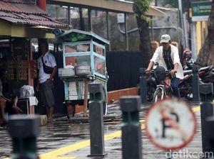 Viral Rebus Mi Instan Bareng Bungkusnya, Apa Kabar Lontong Bungkus Plastik? Viral Rebus Mi Instan Bareng Bungkusnya, Apa Kabar Lontong Bungkus Plastik?