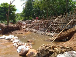 Warga Perbaiki Tanggul Jebol di Puri Citayam Bogor, Berharap Tak Banjir Lagi