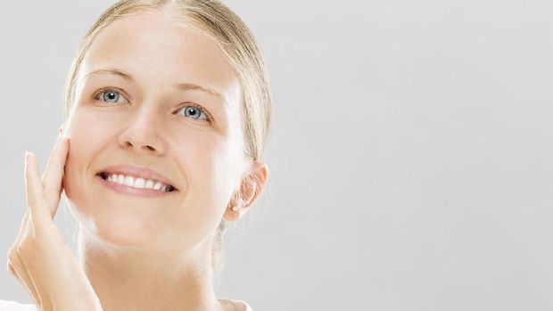 Ilustrasi menggunakan lip and cheek makeup