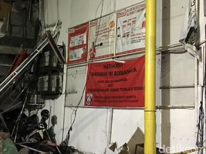 Berbahaya! Warga Diimbau Tak Mendekat ke Gedung Ambruk di Slipi Berbahaya! Warga Diimbau Tak Mendekat ke Gedung Ambruk di Slipi