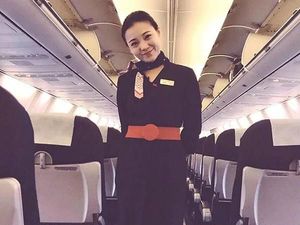 Aksi Heroik Pramugari Cantik Gendong Penumpang yang Sakit Bikin Kagum Aksi Heroik Pramugari Cantik Gendong Penumpang yang Sakit Bikin Kagum